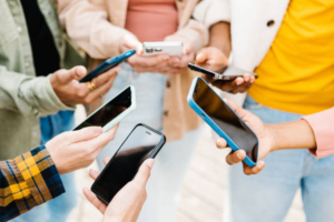 District bans cell phones during school day